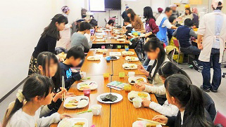 写真：天白こども食堂で手巻き寿司を楽しむ参加者