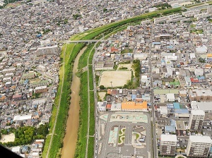 写真：野並ポンプ所を上空から望む