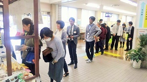 写真：マーガレットマルシェの前にできている行列