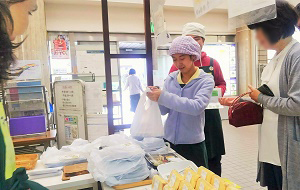 写真：「おちゃや」販売風景