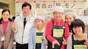 写真：ピースをして写る「ほっとはむ」の皆さんと区長と区役所職員