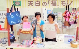 写真：並んで移る「てふてふ」の皆さん