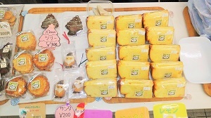 写真：シフォンケーキやクッキーが並ぶ売り場の様子