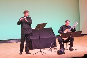 写真：演奏するマリオさんとマルティンさんの様子