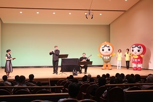 写真：アーティストの演奏に合わせ、人権擁護委員のメンバーらが歌っている様子