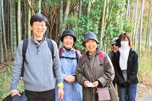 写真：参加者と写る区長