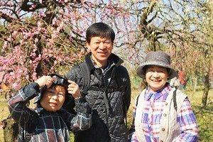 写真：参加者と写る区長　パート2