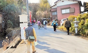 写真：コースを歩く参加者たちの様子