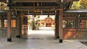 写真：針名神社の門から社殿を望む