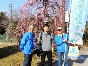 写真：スポーツ推進員と写る区長