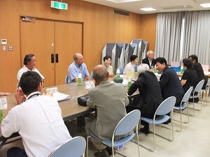 写真：天白区の受賞者と区長やJA天白信用関係者の皆さんによる茶話会の様子