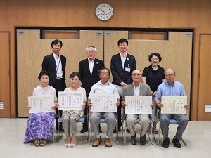 写真：天白区の受賞者5名とJA天白信用関係者および区長が並び、記念撮影