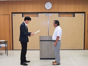 写真：授賞式の様子1（阪野様）