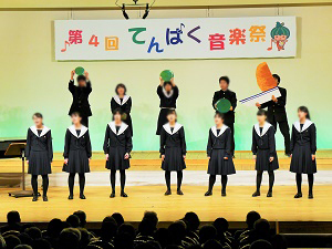 写真：天白高校合唱部の皆さんの合唱