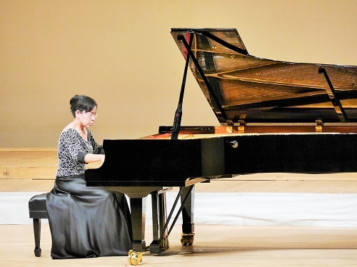 写真：桑野郁子さんのピアノ演奏