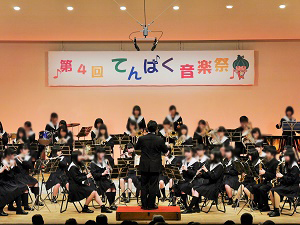 写真：天白高校吹奏楽部の皆さんの演奏