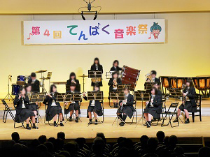 写真：東海学園高校吹奏楽部の皆さんの演奏