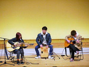 写真：東海学園大学アコースティックギター部の皆さんの演奏