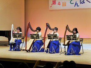 写真：ドリームハープアンサンブルのアイリッシュハープ演奏