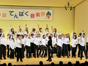 写真：ワンボイス天白のゴスペルのステージ