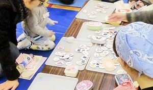 写真：工作体験をする子ども連れ