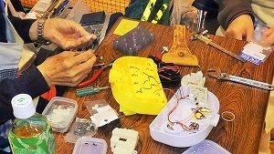 写真：おもちゃを分解して修理している様子