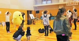 写真：あそび歌ライブで体を動かしている参加者たち