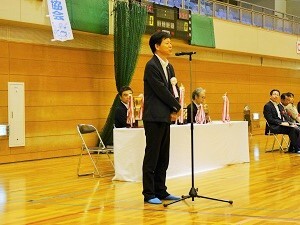 写真：開会式で挨拶する区長