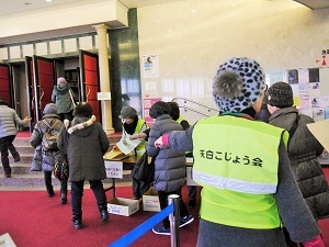 写真：受付で誘導などを行う天白こじょう会のメンバーたち