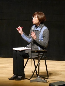 写真：ステージで話している講師の中島美幸さん