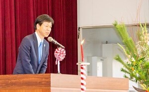 写真：挨拶をする区長