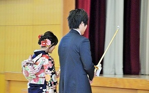 写真：ろうそくに点灯する新成人2名