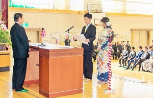 写真：宣誓をする新成人2名