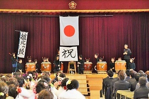 写真：太鼓演奏を披露する小学生たち