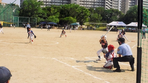 写真：試合中、キャッチャーからピッチャーを臨むアングルの画像