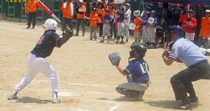 写真：キャッチャーの前で構えるバッターの様子