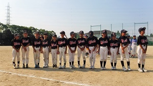 写真：優勝した子ども会のメンバーが並んで記念撮影