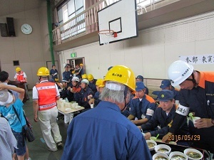 写真：の各ブースを回って見学する参加者の様子