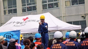 写真：区長の講評を聞く参加者たち