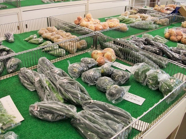 写真：JA天白グリーンセンターに並ぶ野菜