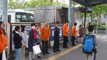 写真：オレンジリボンキャンペーン隊が植田駅前でキャンペーン中全体図