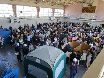 写真：住居スペースのレイアウトづくりをしています