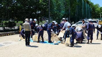 写真：タイヤやごみ袋に水をいれた簡易水防訓練です。