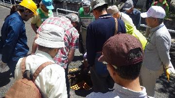 写真：マンホール開閉訓練をしています