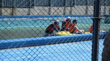 写真：プールで雨水避難訓練を体験しています