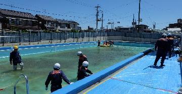 写真：ボートに乗って救助を受けています