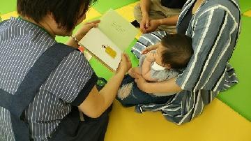 写真：絵本を楽しむ赤ちゃんの様子です