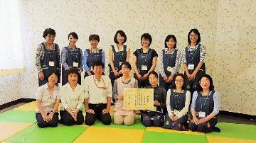 写真：区長と読み聞かせボランティアの皆さんです