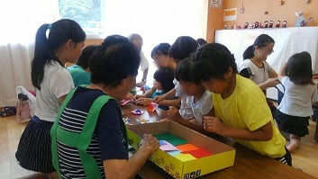 写真：子どもたちが将棋をしている様子です