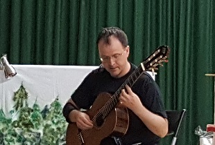 写真：マルティンさんのギター演奏の様子です
